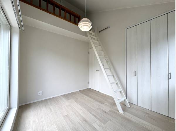 ロフトスペースのある洋室