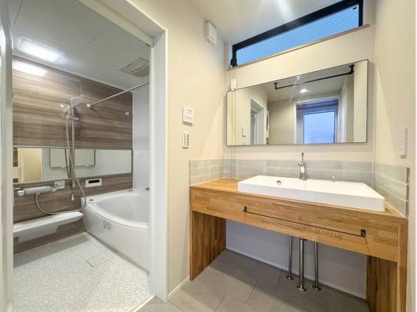 おしゃれな造作洗面台はウッド×タイルの可愛らしい演出が素敵です