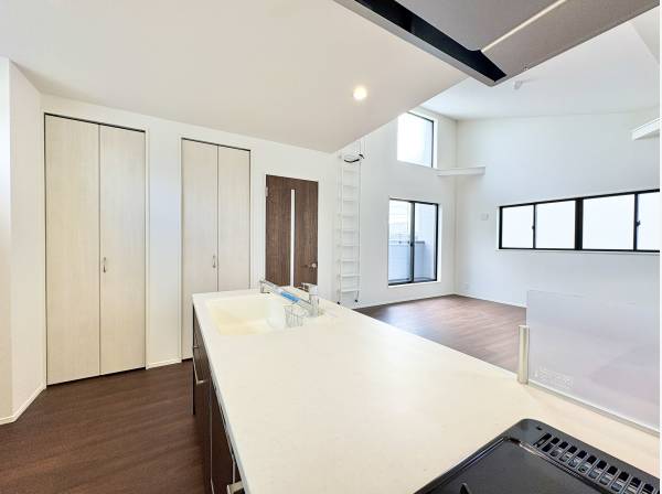 キッチンの隣にはパントリーがございます。