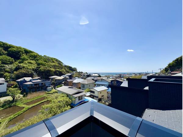 バルコニーからは色鮮やかな緑と海を眺望することができます！