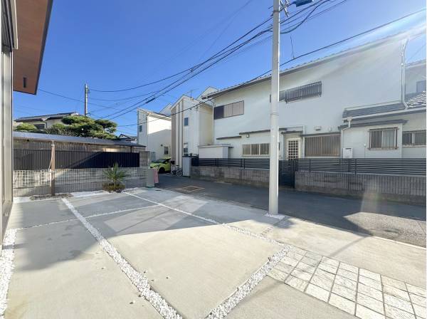 多目的に使えそうな広々カースペースは便利な水栓付き