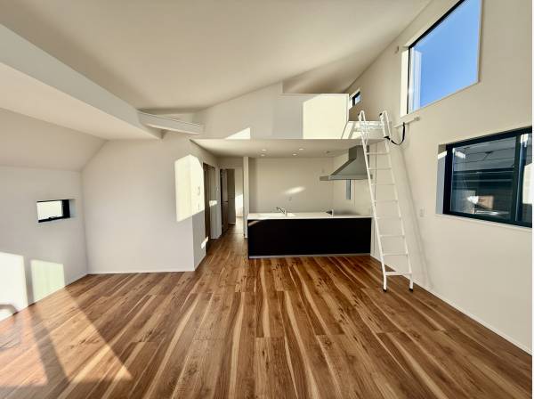 勾配天井で開放的なリビングルーム