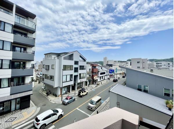 バルコニーから街並み・奥には山が見えます