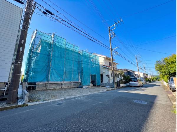 前面道路も広く、落ち着いた雰囲気の住宅街です。