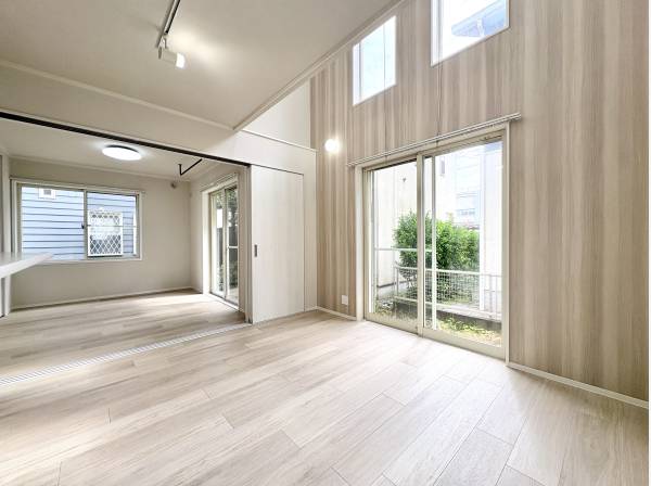 南向きで明るい室内