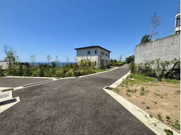 綺麗に開発された分譲地の一画に位置しています。