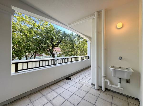 広いバルコニーには水栓を完備しています