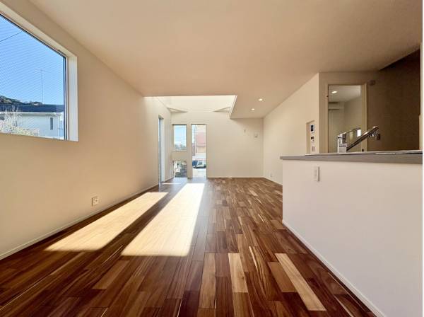 吹き抜けが開放感を生む、約18帖超のLDK。