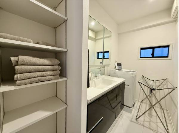 洗面にも収納があり、便利ですね！