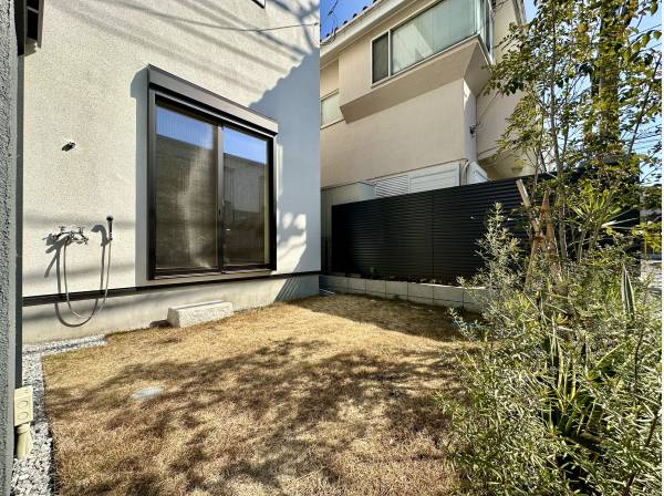 南に配置されたお庭/ちょとした家庭菜園もお楽しみ頂けます