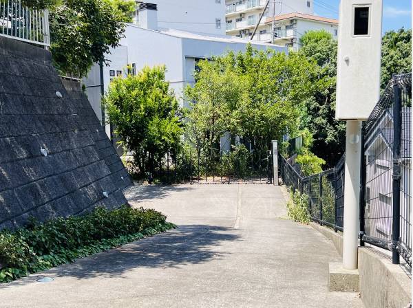 カースペースは3台駐車可能