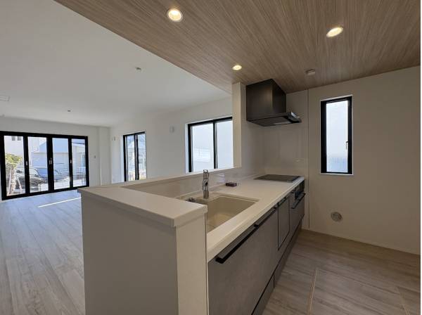 家族の顔が見える対面式キッチン