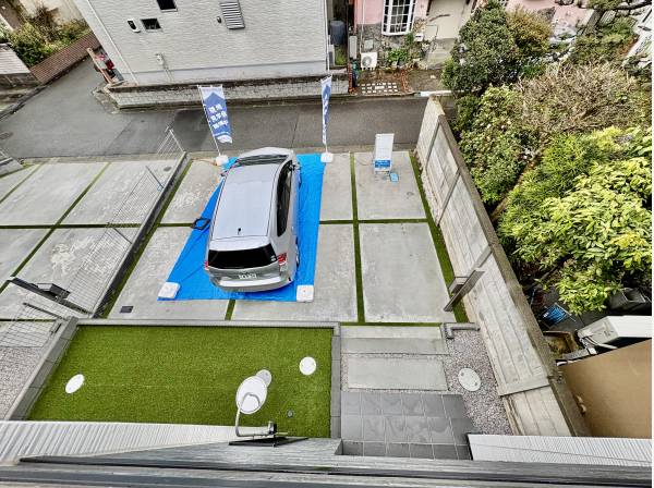バルコニーからは駐車場が一望できます！広いですね！