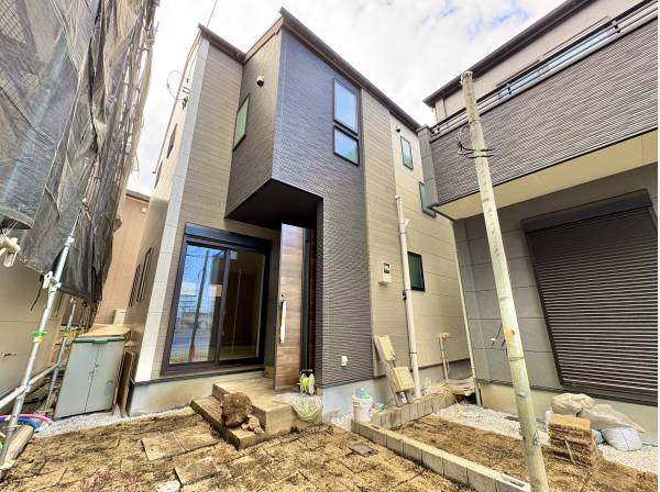 駐車場からスムーズに玄関にエントリーできます。