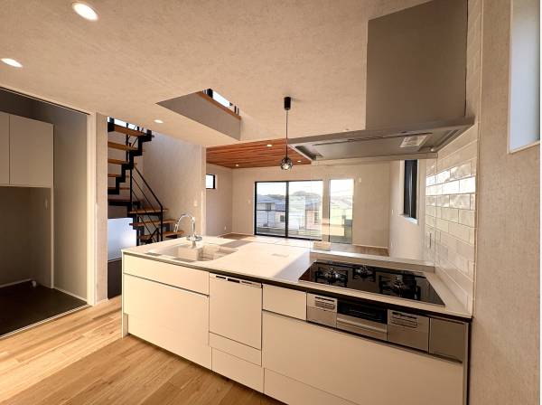 キッチンから望む開放的な空間