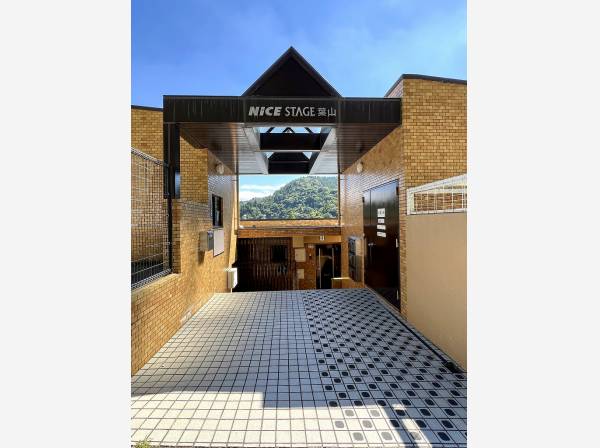 山肌に寄り添うように佇む眺望豊かな高台の立地