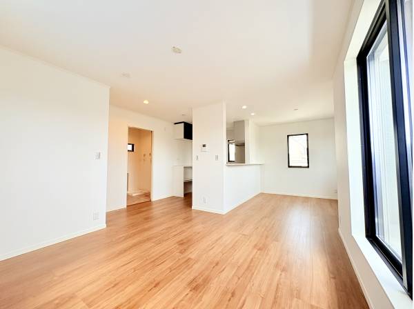 窓から光が射し込むリビング。ペットと一緒にくつろげます