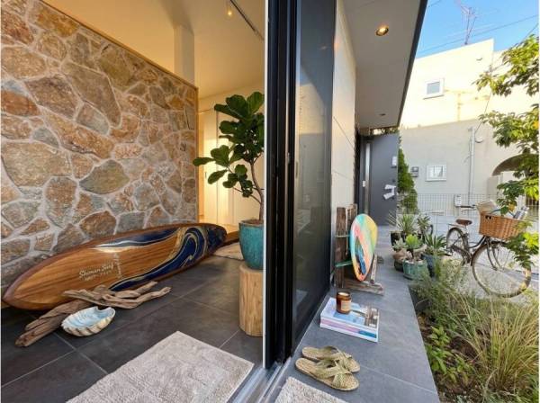 海帰りに便利な屋外シャワー※家具等はAIによるイメージ