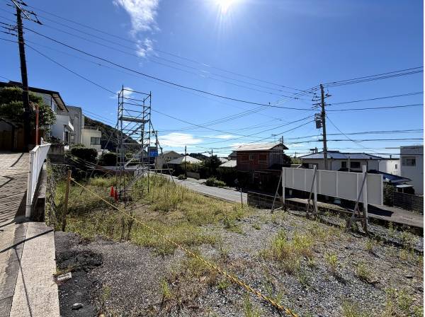 光と風が通り抜ける二面接道の敷地