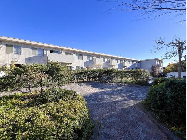 豊な植栽に囲まれた低層マンション 