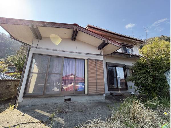 飛び地にはレトロな古屋が建っています