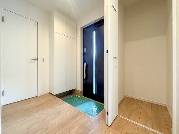 玄関横のクローゼットはアウトドアグッズなどをしまうのもおすすめ