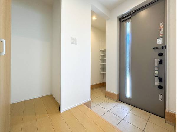 ベビーカーやマリングッズも置けそうなゆとりあるSICが隣接した玄関