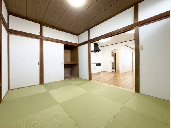 リビング横には趣ある和室がございます。