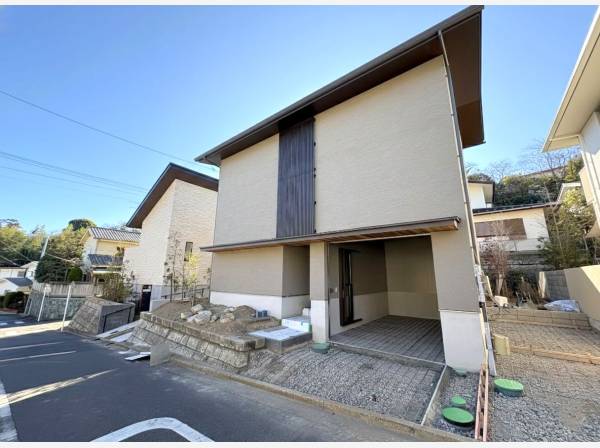 愛車を守るガレージは大型車も駐車可能。車種によって計３台駐車することも