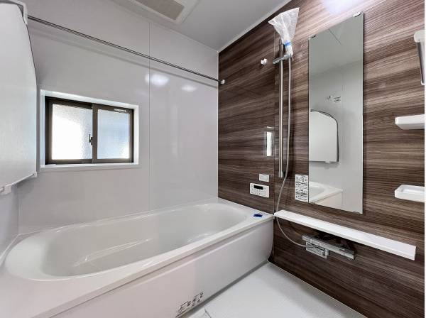 木目調のクロスがぬくもりあるバスルームを演出