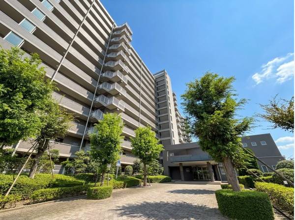 緑の植栽が迎えるエントランス