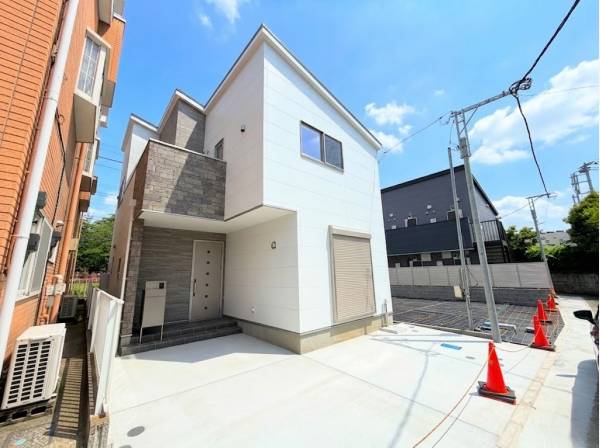東逗子駅徒歩圏内の利便性ある立地に佇みます