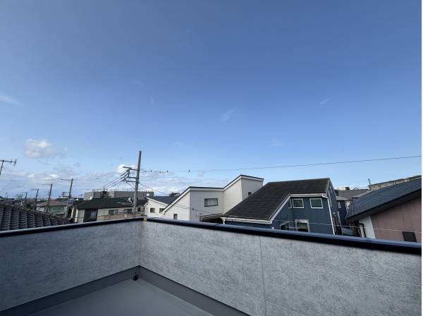 3階のバルコニーからは、遮るもののない空が広がります。