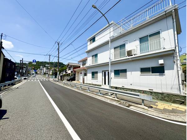 前面道路は広々としております