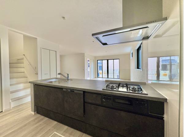 リビング全体を見渡すキッチン