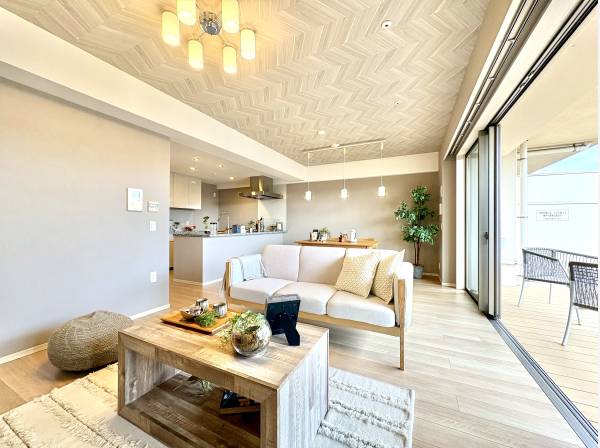 ウッドテラスへ繋がるリビング