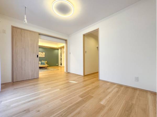 ウォークインクローゼットを備えた洋室はリビングとつなげて使うことも◎