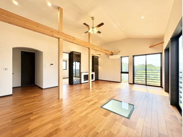 陽の光がたっぷり差し込む明るく開放的な室内空間