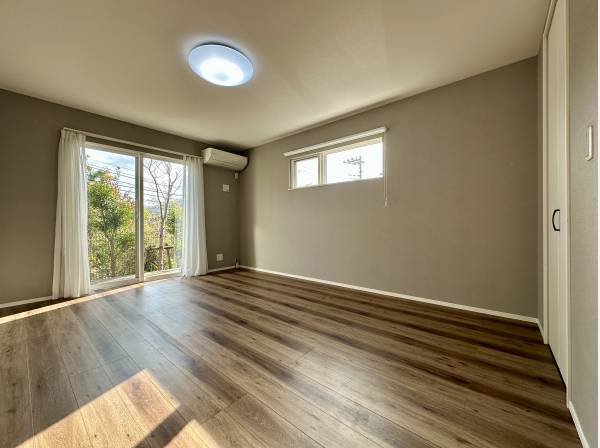 約10帖のLDKからウッドデッキへと続きます/大型のWICも完備