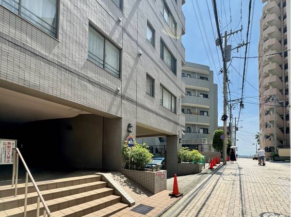 煌めく海まで一直線 波音が日常となる湘南らしいロケーション