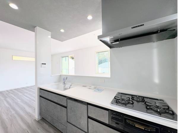 家族の顔が見える対面式キッチン