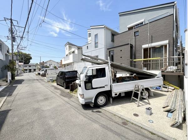 前面道路もゆとりがあります。駐車2台可能です。（車種による）