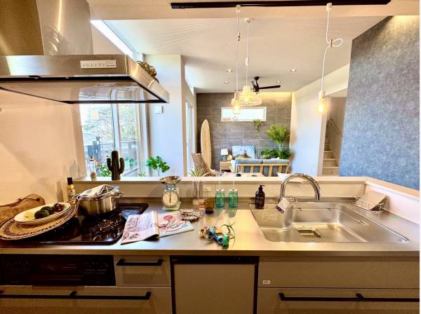 お料理をしながらリビングを見渡せる！