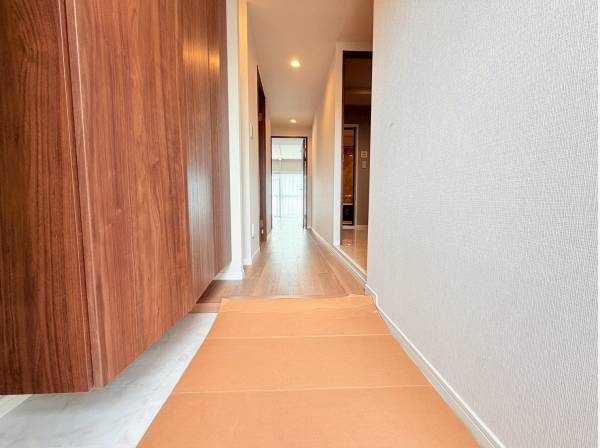 玄関回りの収納もたっぷり。ここからも海は見えています。