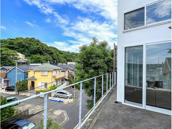 リビングの外は「風景のテラス」…ここが1階部分なんて驚きです