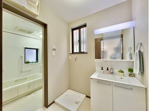 毎日使用する洗面室、ご家族で使用する場面をご想像ください