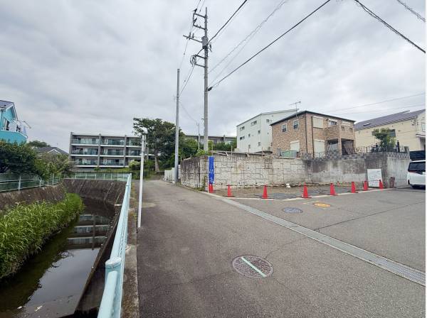前面は小川が流れており、開放感もあります。