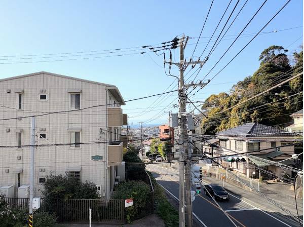 バルコニーからはちらっと海が見えます