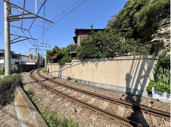 江ノ電が脇を走る立地。鎌倉ならではですね。