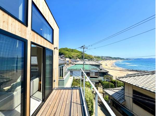 2階バルコニーからは海 &砂浜を一望